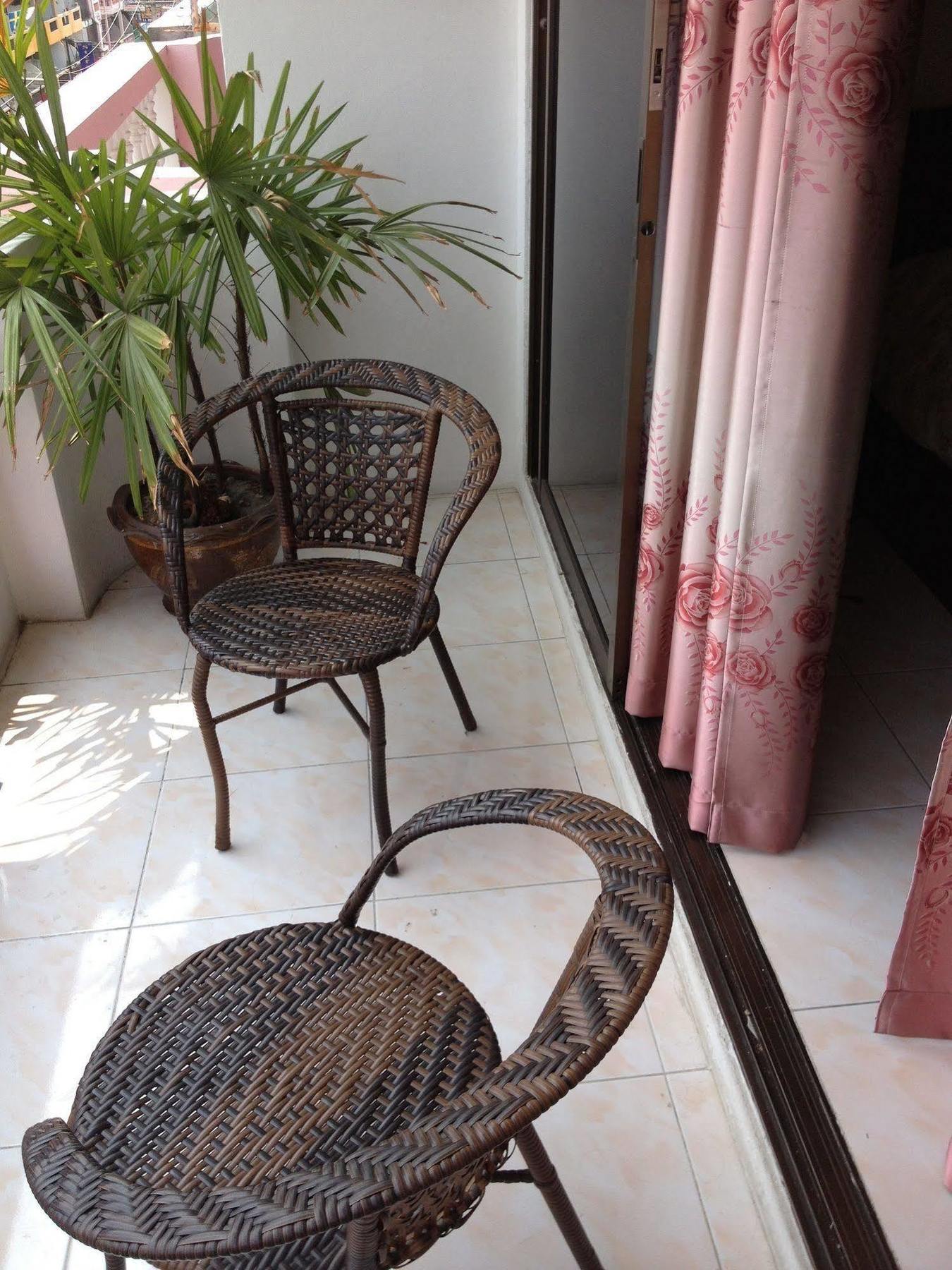 Artem'S Guesthouse Jomtien Beach Exterior foto