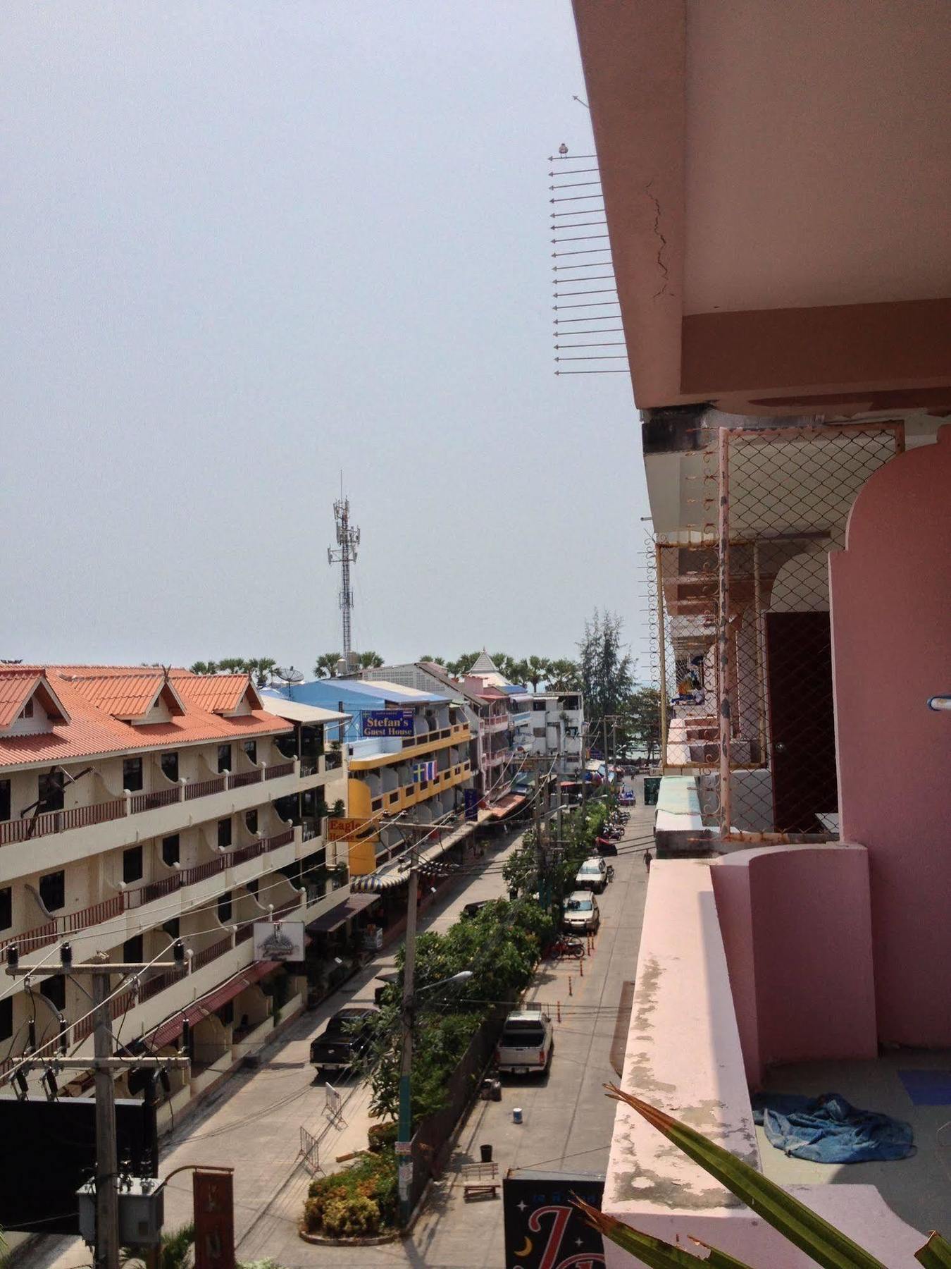 Artem'S Guesthouse Jomtien Beach Exterior foto